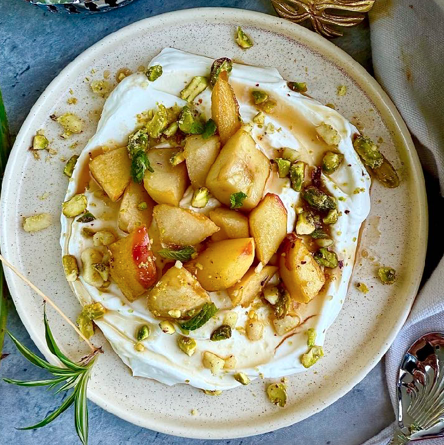 Stew apples with mascarpone cheese